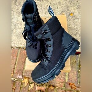 Dr. marten’s Combs W Black+Black Ajax+Extra Tough Poly